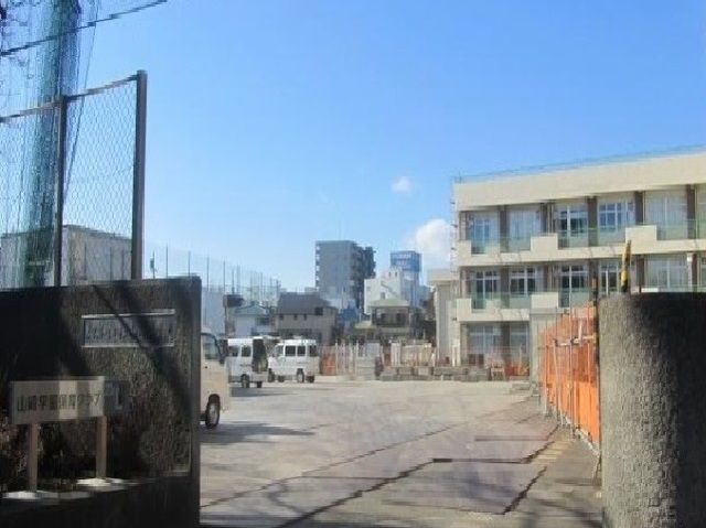 近くの小学校まで350m（徒歩5分）