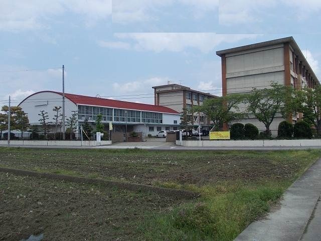 近くの一宮市立葉栗小学校まで800m（徒歩10分）