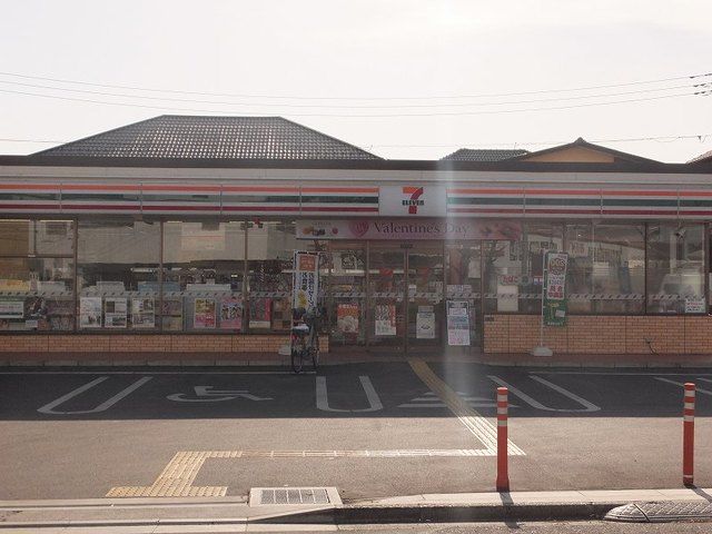 近くのセブンイレブンまで300m(徒歩4分)