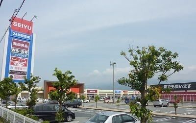 近くの西友松長店まで2,400m（徒歩30分）