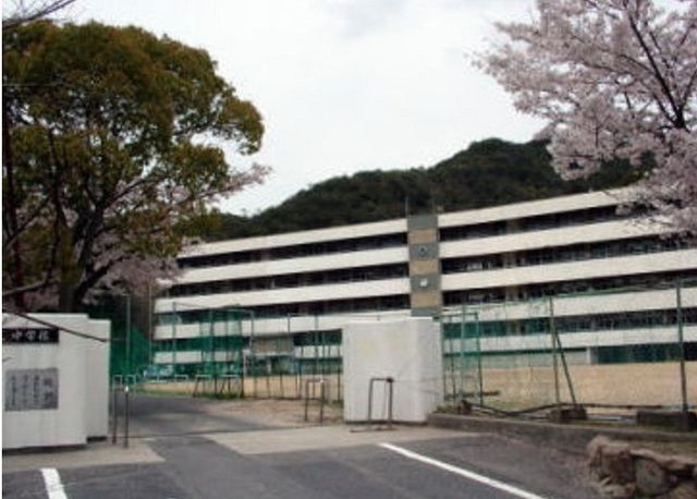 近くの中学校まで210m（徒歩3分）