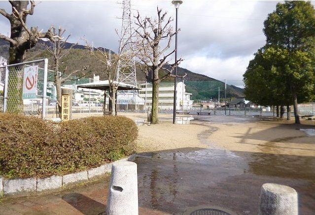 近くの公園まで220m（徒歩3分）