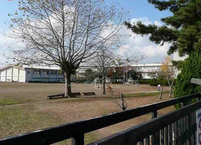 近くの神栖市立軽野東小学校まで600m（徒歩8分）