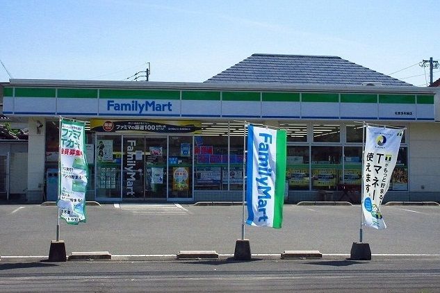 近くのファミリーマート多布施店まで650m（徒歩9分）