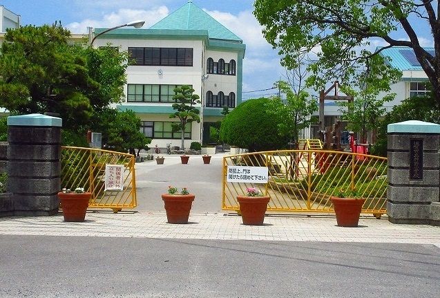 近くの神野小学校まで550m（徒歩7分）