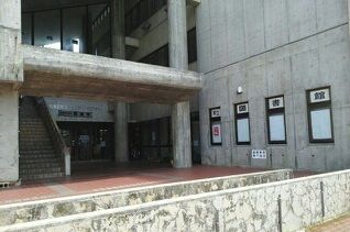 近くの与那原町立図書館まで690m(徒歩9分)