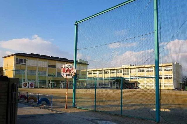 近くの大矢知興譲小学校まで1,600m(徒歩20分)
