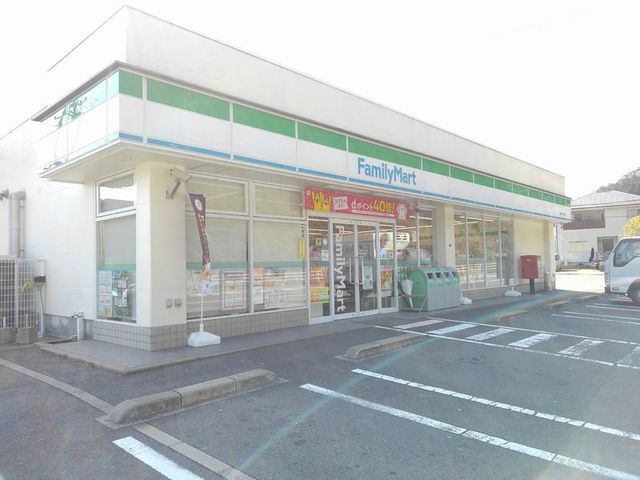 近くのファミリーマート長崎小江原店まで90m（徒歩2分）