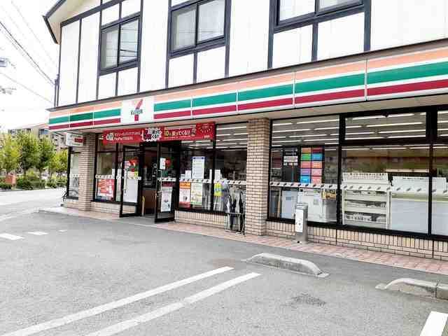 近くの明石貴崎郵便局3丁目まで550m(徒歩7分)