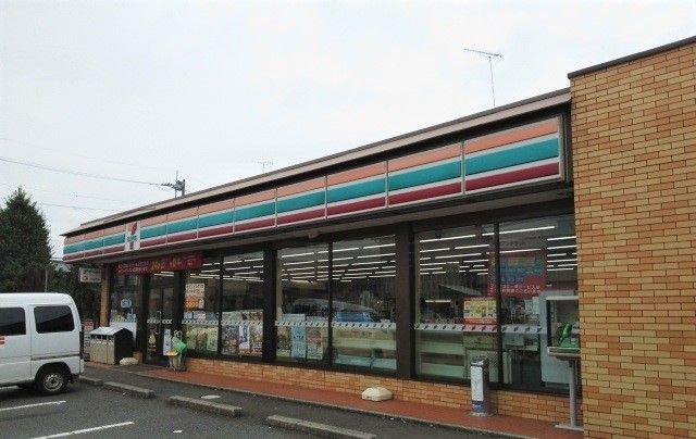 近くのセブンイレブン成田本三里塚店まで700m（徒歩9分）