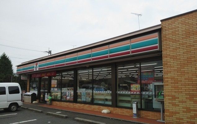 近くのセブンイレブン成田本三里塚店まで500m（徒歩7分）