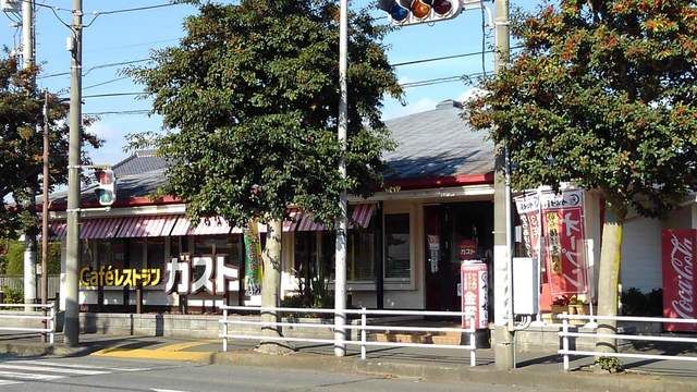 近くの飲食店まで700m（徒歩9分）