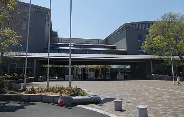 近くの県立図書館さんまで500m（徒歩7分）
