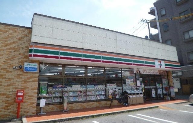 近くのコンビニまで650m（徒歩9分）