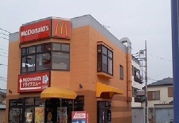 近くの飲食店まで600m（徒歩8分）