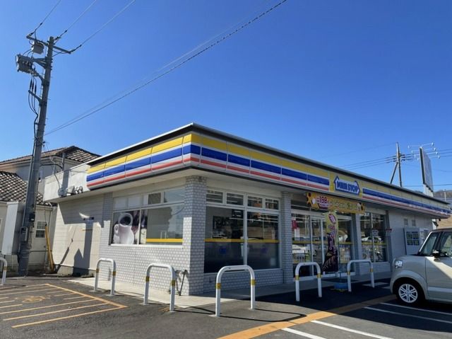 近くのミニストップつくば西大橋店まで560m（徒歩7分）