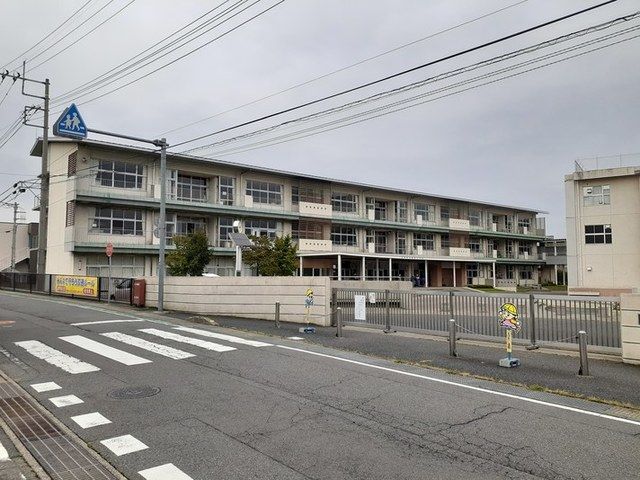 近くの小学校まで1,300m（徒歩17分）