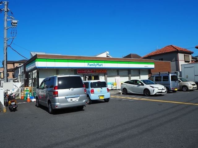 近くのファミリーマート八潮鶴ヶ曽根店まで600m（徒歩8分）
