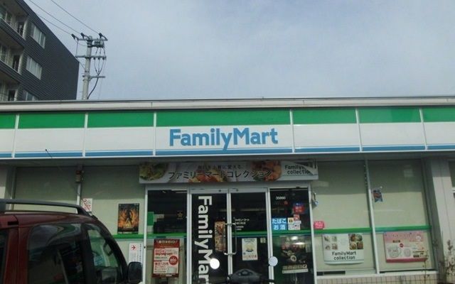 近くのファミリーマートまで450m(徒歩6分)