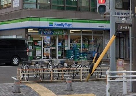 近くのファミリーマート三河安城駅前店まで500m（徒歩7分）