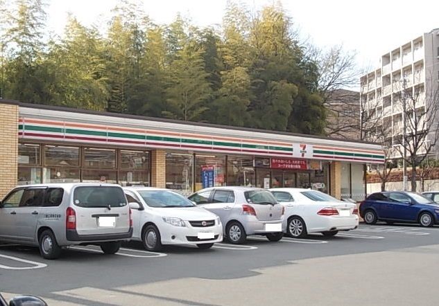 近くのセブンイレブンまで300m(徒歩4分)
