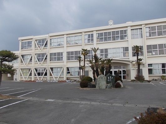 近くの大津西小学校まで600m(徒歩8分)