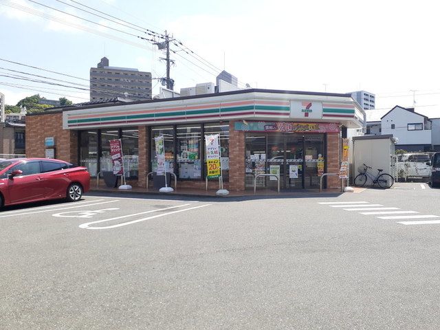 近くのセブンイレブン福岡愛宕1丁目店まで270m(徒歩4分)