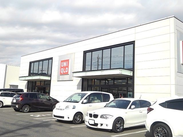 近くのユニクロ高崎問屋町店まで350m（徒歩5分）
