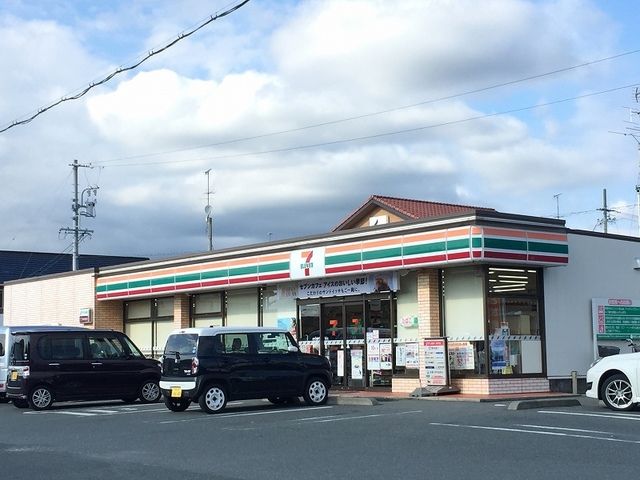 近くのコンビニまで300m（徒歩4分）