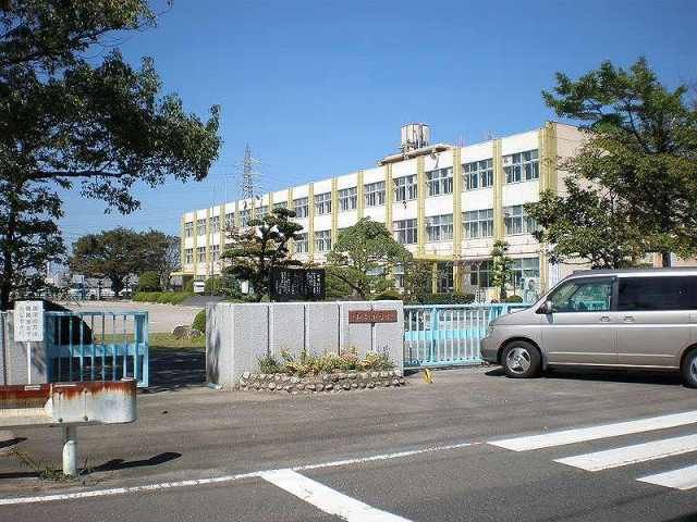 近くの小牧市立　小木小学校まで230m（徒歩3分）
