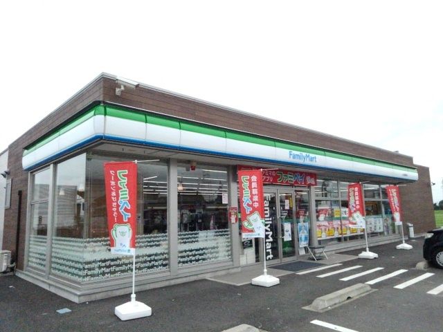 近くのファミリーマート小山稲葉郷店まで500m（徒歩7分）