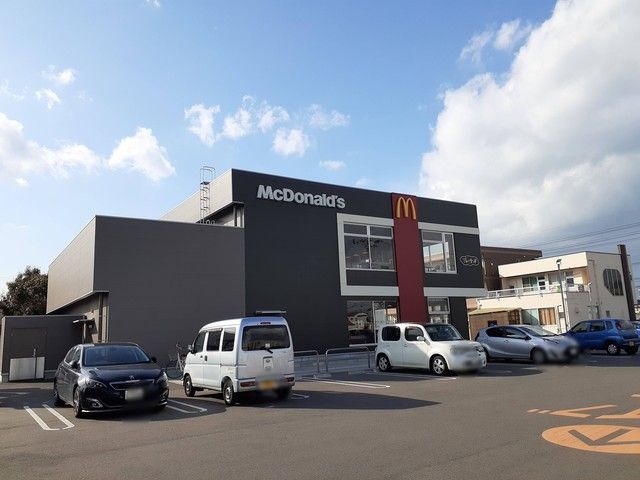 近くのマクドナルド川東店様まで110m（徒歩2分）