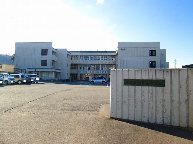 近くの米沢市立第二中学校まで650m（徒歩9分）