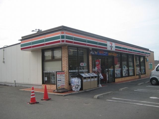 近くのコンビニまで200m（徒歩3分）