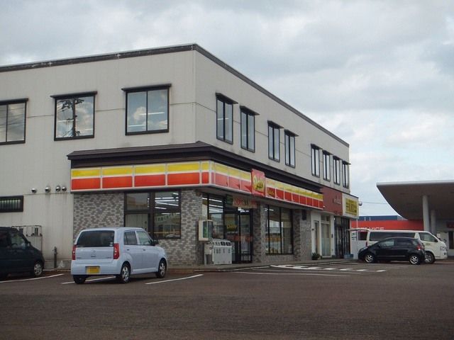 近くのデイリーヤマザキ上越下源入店まで450m(徒歩6分)