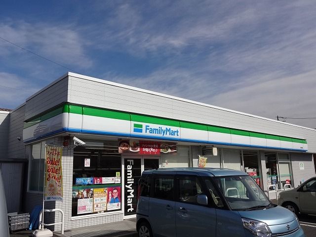近くのファミリーマート松本桐店まで1,200m（徒歩15分）
