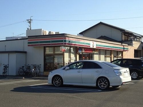 近くのコンビニまで500m（徒歩7分）