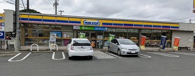 近くのミニストップ木更津小浜店まで700m(徒歩9分)