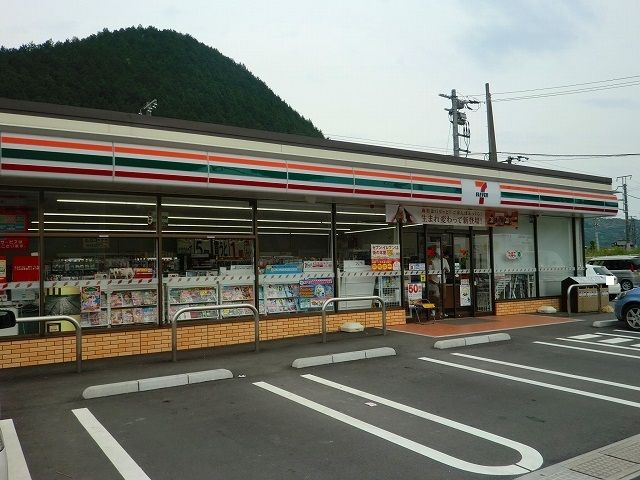 近くのコンビニまで800m（徒歩10分）