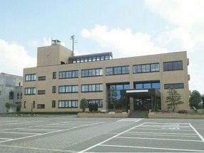 近くの長岡市役所　三島支所まで450m（徒歩6分）