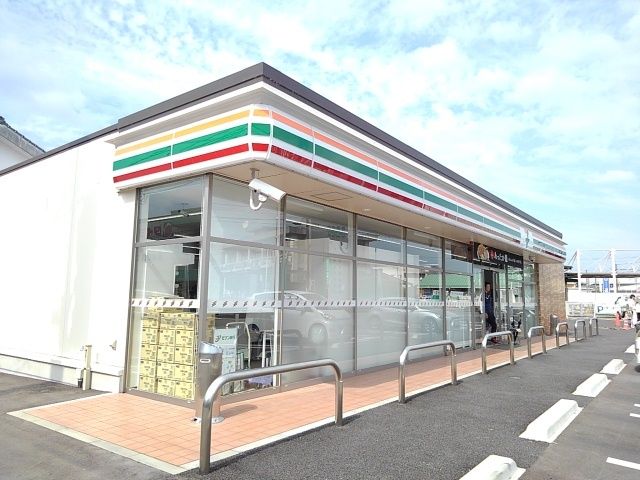 近くのセブンイレブン末吉本町店まで1,000m（徒歩13分）