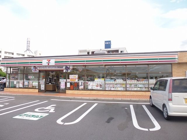 近くのセブンイレブンまで240m（徒歩3分）