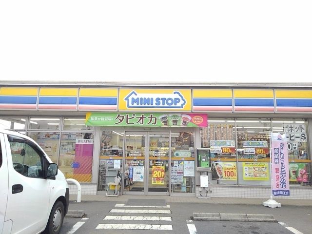 近くのミニストップ岩瀬羽黒駅入口店まで1,000m（徒歩13分）