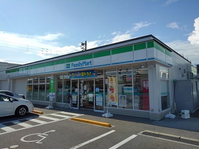近くのファミリーマート坂出昭和町店まで750m（徒歩10分）