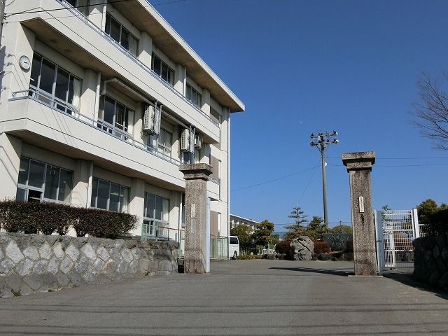 近くの大垣市立青墓小学校まで583m(徒歩8分)