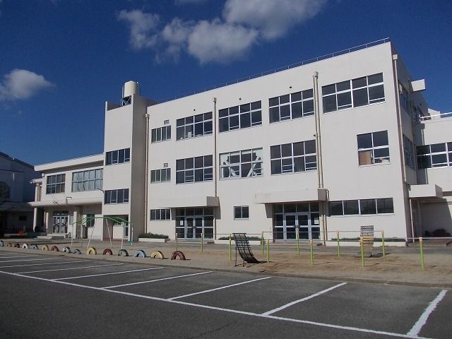 近くの第一小学校まで1,000m(徒歩13分)
