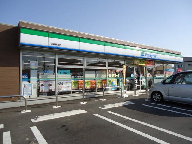 近くのファミリーマート 安城藤井店まで1,000m(徒歩13分)