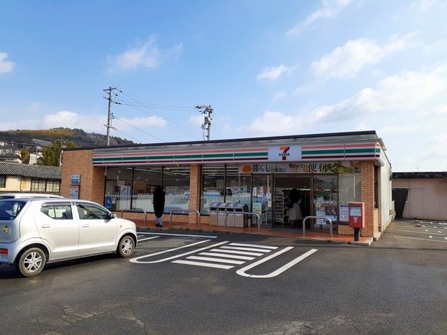 近くのコンビニまで270m（徒歩4分）