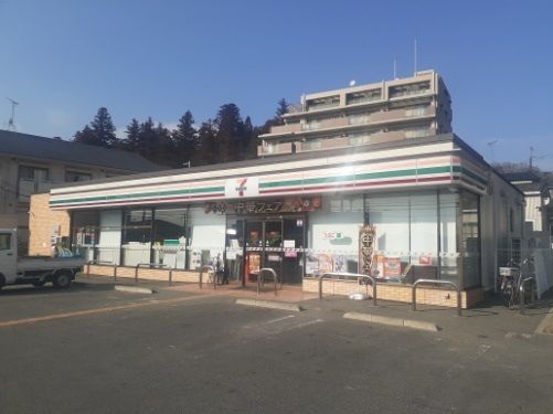 近くのセブンイレブン三田三輪３丁目店まで690m（徒歩9分）
