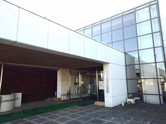 近くの下妻市役所千代川庁舎まで950m（徒歩12分）